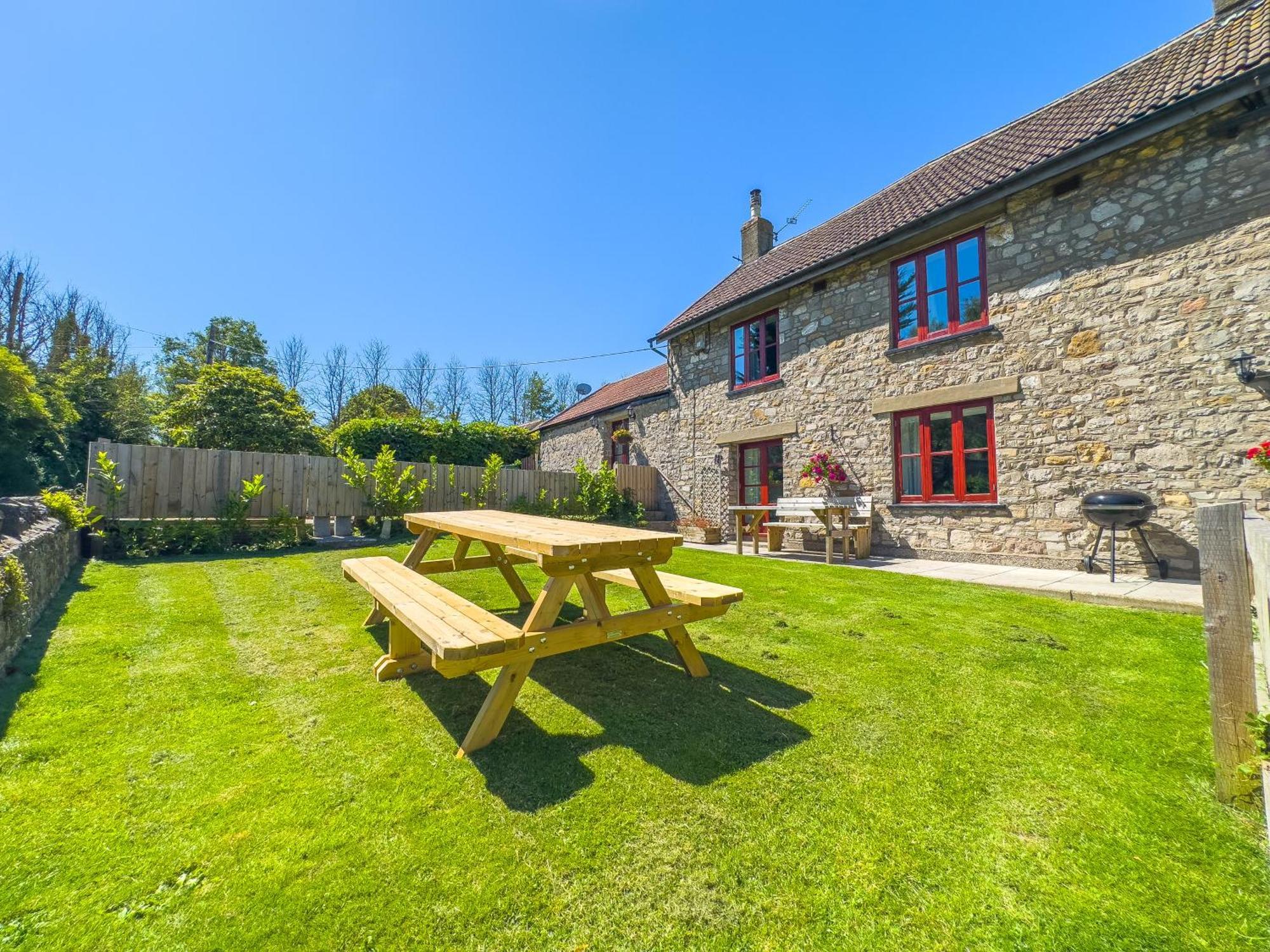 Spacious-rustic Cottage-dog Friendly-w Log Burner